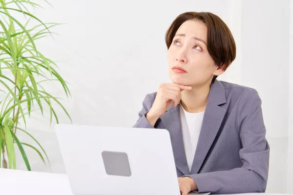 ホームページに不満を感じている女性のイメージ
