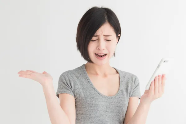 ホームページ制作で失敗し、がっかりする女性のイメージ